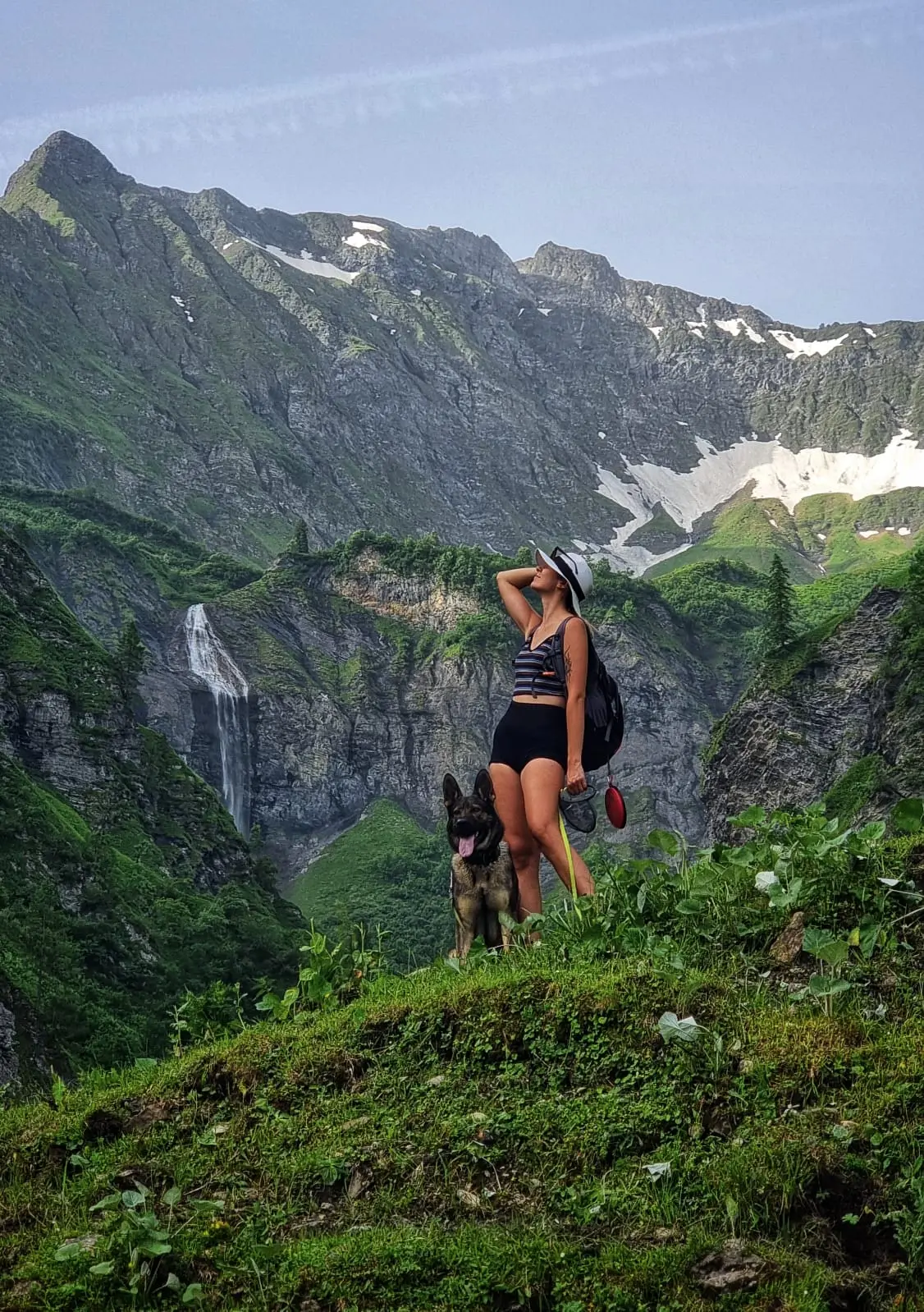 Aleksandra z psem w górach