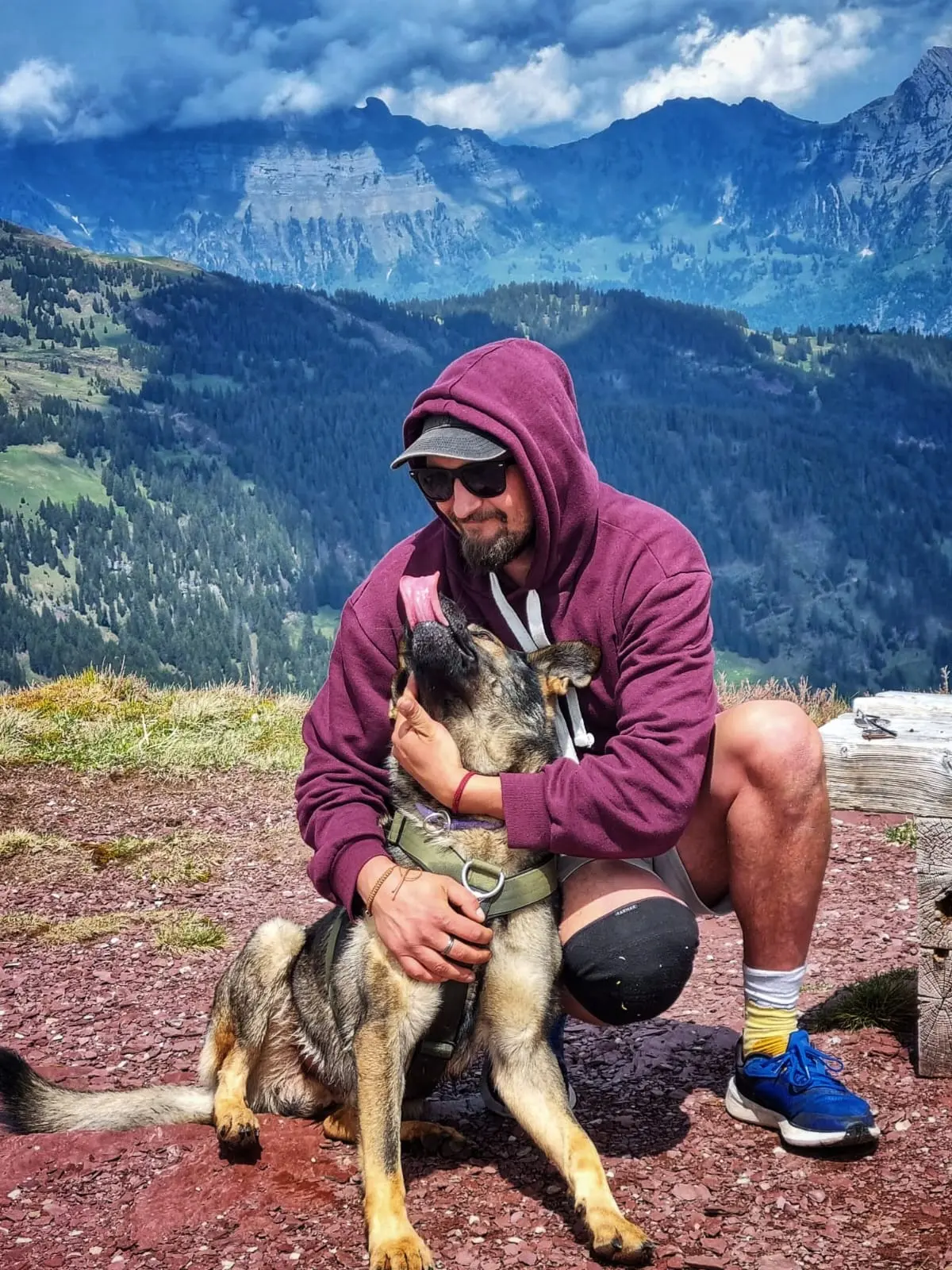 Maciej z owczarkiem niemieckim w górach